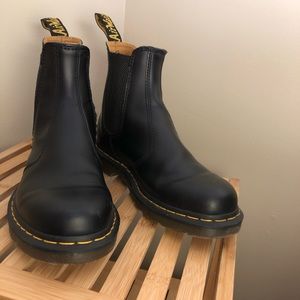 DOC MARTENS - 2976 YELLOW STITCH SMOOTH LEATHER CHELSEA BOOTS